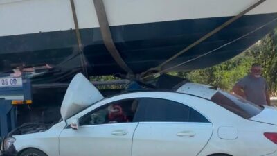İzmir-Çeşme Otoyolu’nda seyir halinde olan bir araç, çekiciyle taşınan tekneye