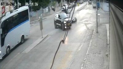 Buca ilçesinde meydana gelen trafik kazasında, bir otomobilin motosiklete çarpması