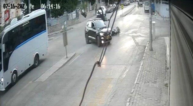 Buca ilçesinde meydana gelen trafik kazasında, bir otomobilin motosiklete çarpması