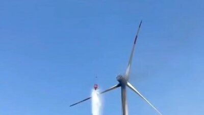 İzmir’in Bergama ilçesinde bulunan bir rüzgar türbininde yangın çıktı ve