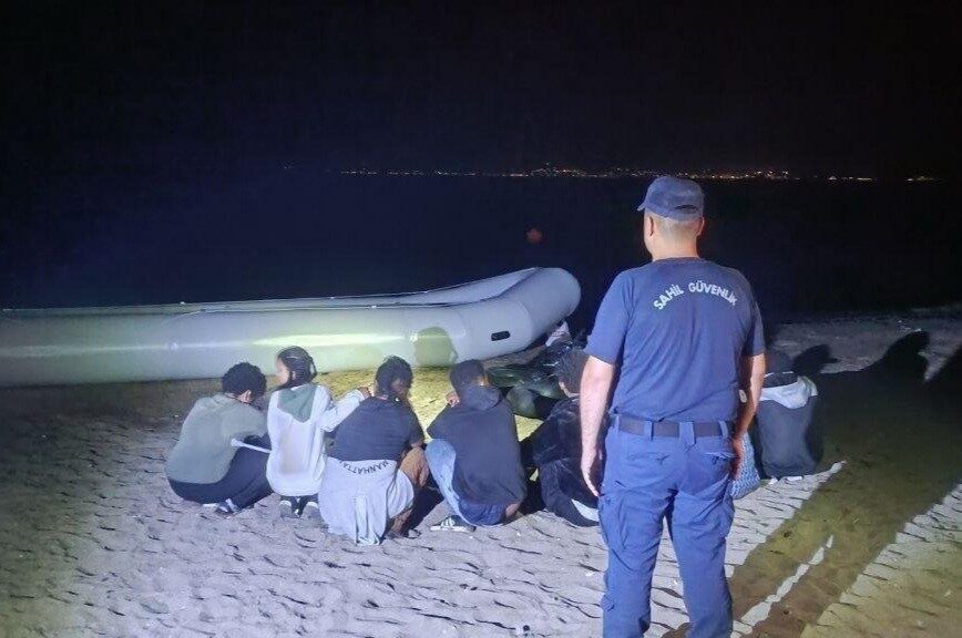 İzmir’in Dikili ve Seferihisar ilçelerinde Sahil Güvenlik ekipleri tarafından gerçekleştirilen