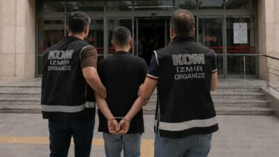 İzmir’de gerçekleştirilen operasyonda, ruhsatsız silahlar ele geçirildi ve bir şüpheli