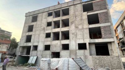 İddialara göre, İzmir’in Karşıyaka ilçesinde bir müteahhidin, henüz tamamlanmayan bir