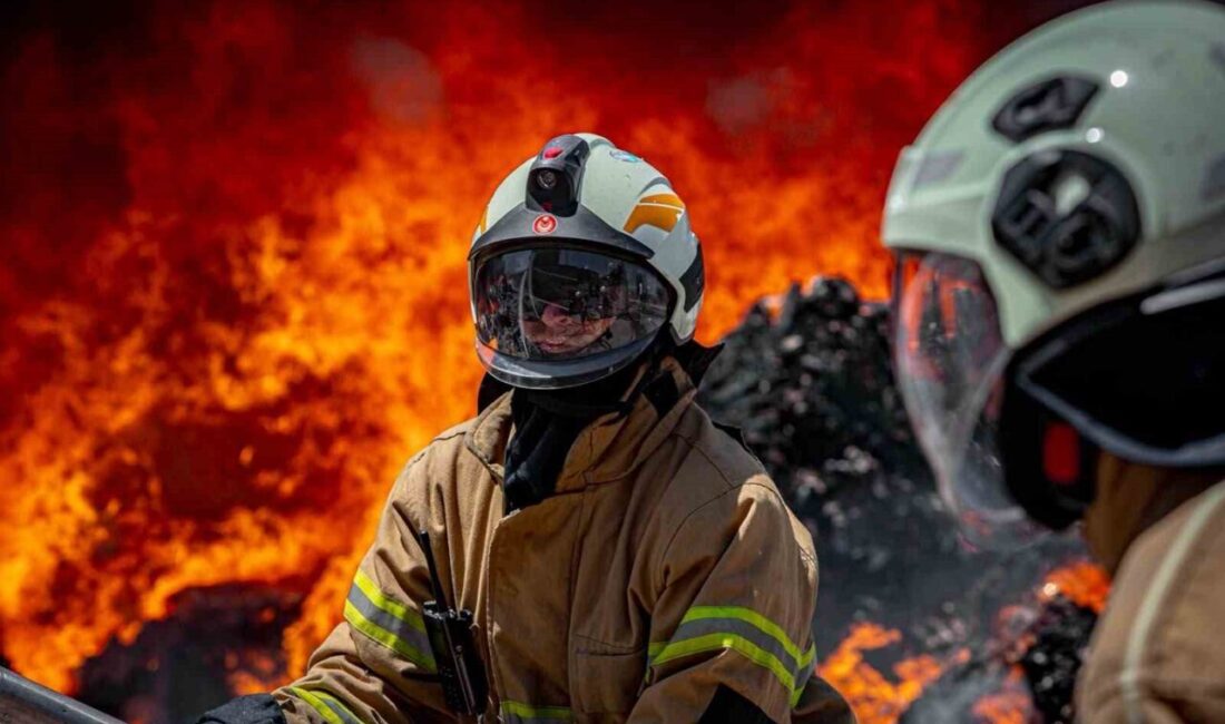İzmir’in Menemen ilçesinde bir geri dönüşüm fabrikasında çıkan yangın, itfaiye