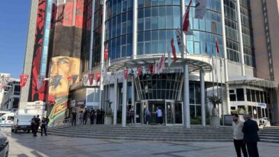 İzmit Belediyesi’ne sabah saatlerinde gerçekleştirilen bir operasyonda, Belediye Başkanı Fatma