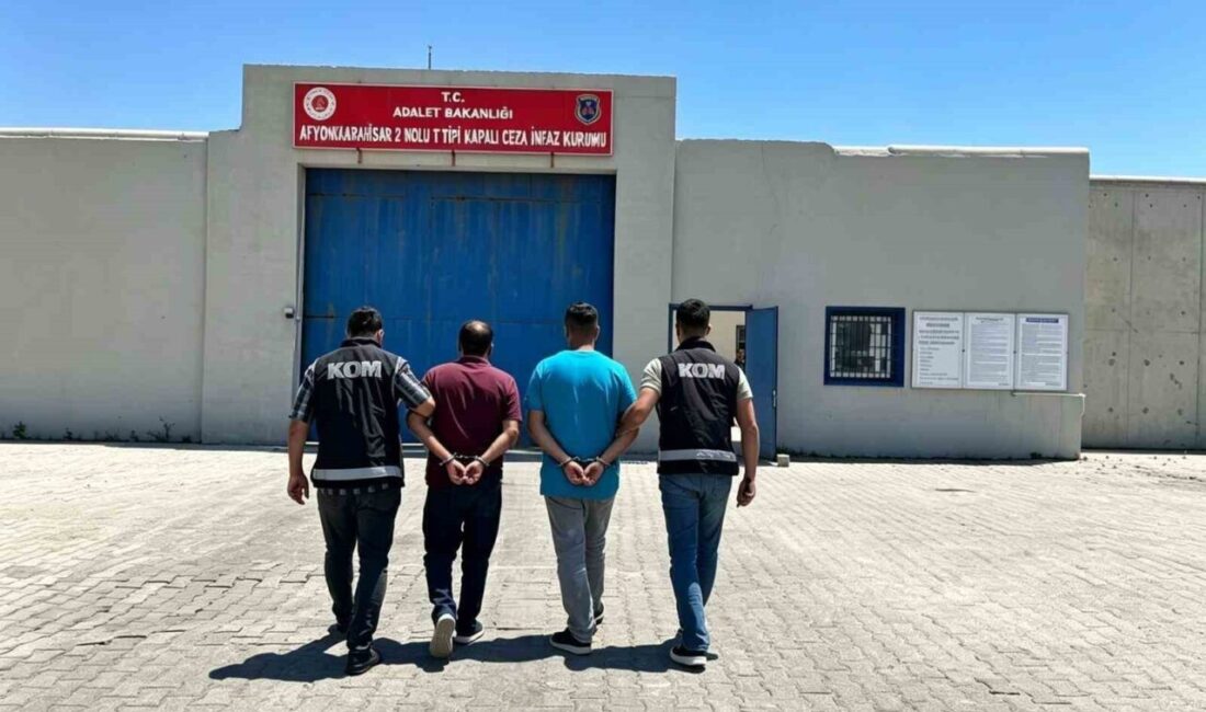 Afyonkarahisar’da kaçakçılık suçundan aranan iki kişi, polis ekipleri tarafından seyahat