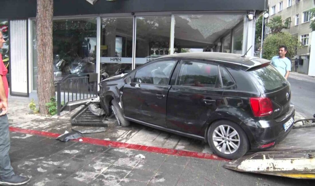 Kadıköy’de bir kadın sürücünün yönetimindeki araç, direksiyon hakimiyetini kaybederek cadde
