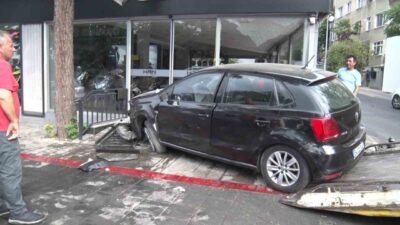 Kadıköy’de bir kadın sürücünün yönetimindeki araç, direksiyon hakimiyetini kaybederek cadde