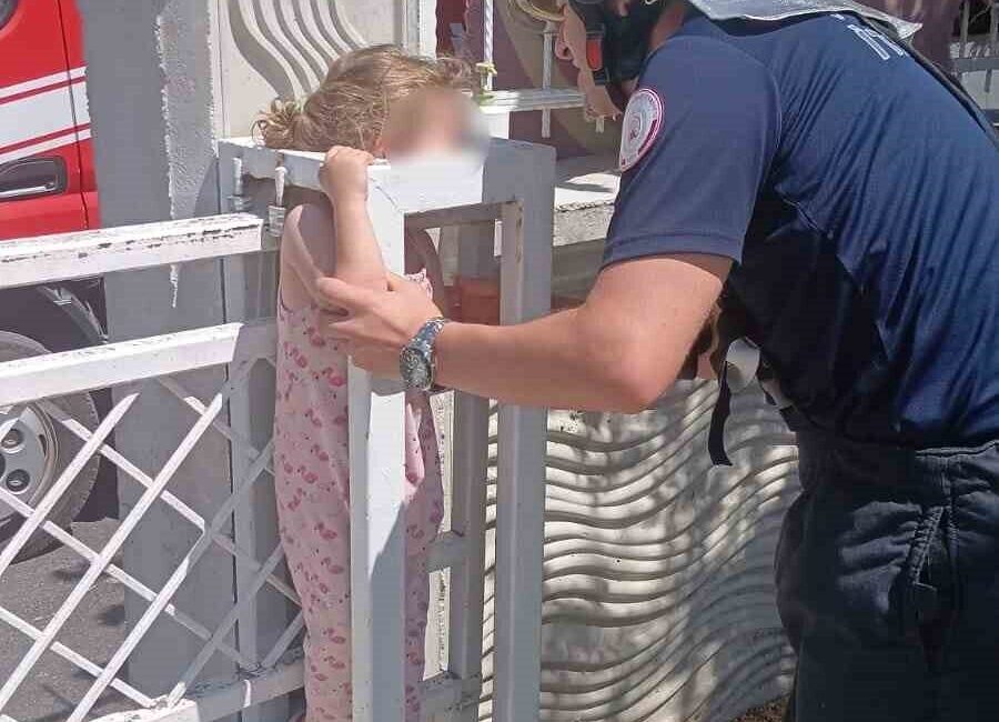 Afyonkarahisar’da, 4 yaşındaki bir çocuk oyun oynarken kafasını demir kapıya