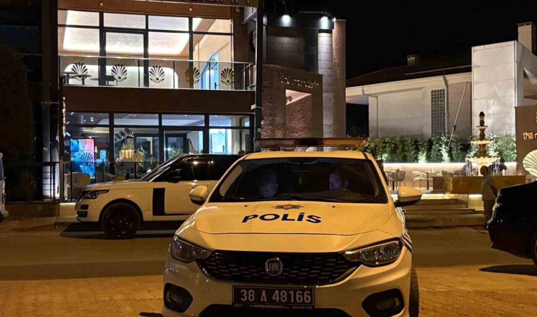 Melikgazi ilçesinde bir kafede çıkan bıçaklı kavgada bir kişi yaralanırken,