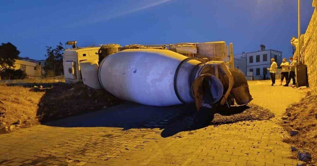 Kahramanmaraş’ta meydana gelen bir trafik kazasında beton mikseri devrildi ve