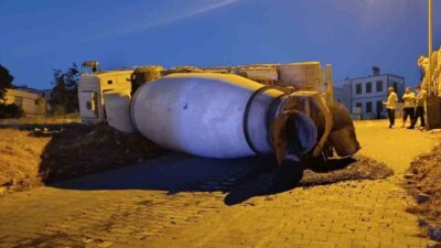 Kahramanmaraş’ta meydana gelen bir trafik kazasında beton mikseri devrildi ve