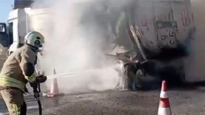 Kahramanmaraş’ta, Dulkadiroğlu ilçesi Karacasu Kırım Mahallesi’nde bir kamyonun alev alması