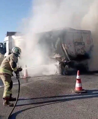 Kahramanmaraş’ta, Dulkadiroğlu ilçesi Karacasu Kırım Mahallesi’nde bir kamyonun alev alması