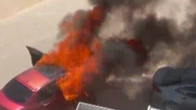 Kahramanmaraş’ın Elbistan ilçesinde bir otomobil alev alev yanarken sürücü itfaiyeden