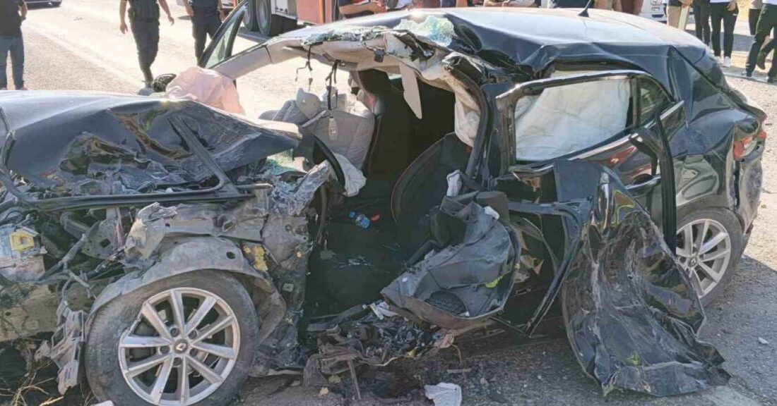 Pazarcık ilçesinde meydana gelen trafik kazasında seyir halindeki bir otomobil,