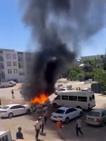Kahta ilçesindeki iş merkezleri önünde çıkan çöp yangını, bölge sakinlerinde