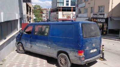 Bilecik’in merkezinde, Dedeoğlu Caddesi üzerinde ticari araç sürücüsü, yayaların geçişine