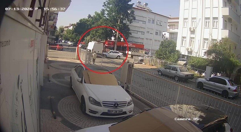Manavgat ilçesinde Hükümet Caddesi ile Mithatpaşa Caddesi’nin kesiştiği noktada meydana