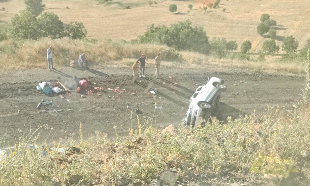 Elazığ’da meydana gelen bir kaza sonucunda bir kamyonetin şarampole yuvarlanması