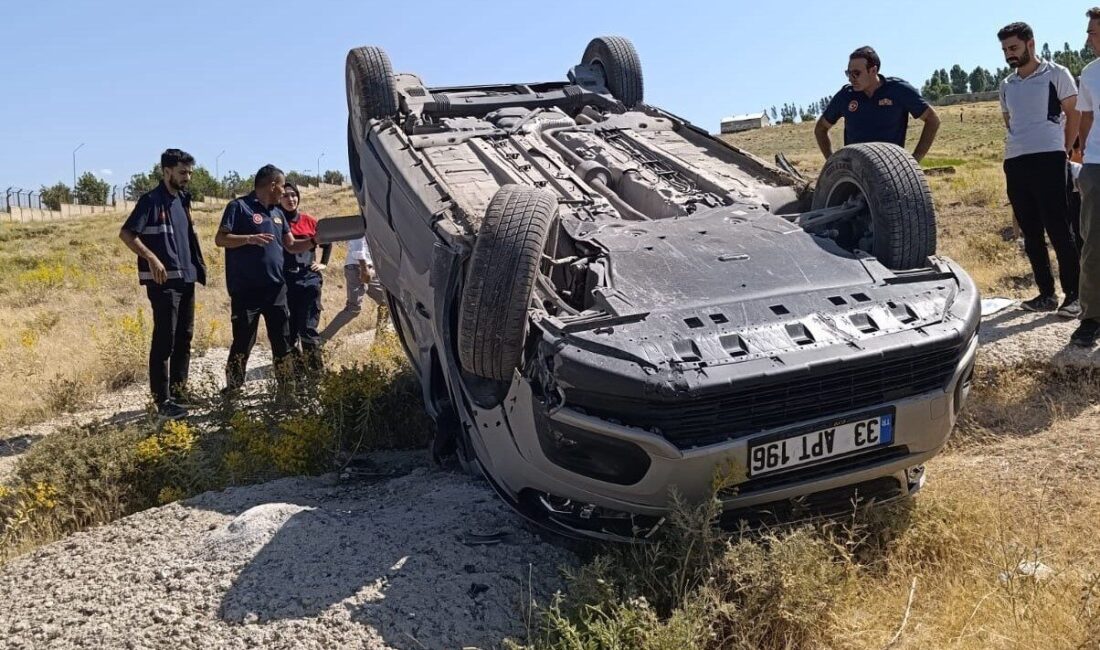 Van’ın Erciş ilçesinde meydana gelen kazada bir kamyonet devrilerek 4