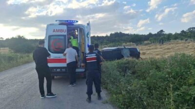 Bilecik ilinde, bir sürücünün kontrolünü kaybettiği kamyonetin tarlaya devrilmesi sonucu