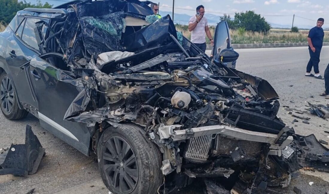 Burdur’da meydana gelen trafik kazasında kamyonete çarpan otomobilin sürücüsü yaralandı.