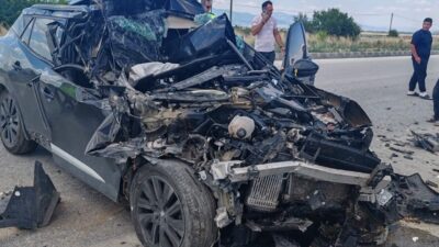 Burdur’da meydana gelen trafik kazasında kamyonete çarpan otomobilin sürücüsü yaralandı.