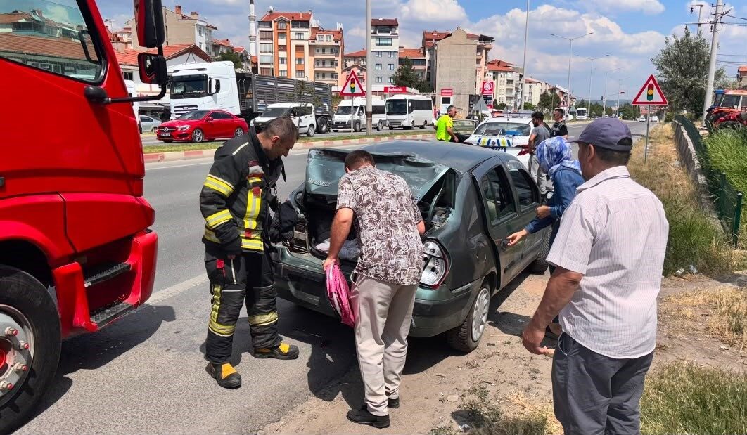 Kütahya’nın Tavşanlı ilçesinde meydana gelen trafik kazasında, bir kamyonun bir