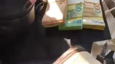 Türk plakalı bir otomobil, Edirne Kapıkule Sınır Kapısı’ndan çıkış yaparken