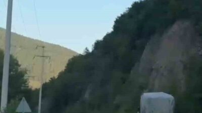 Karabük-Yenice karayolunda, trafiği tehlikeye düşüren sürücülerin hatalı sollama anları cep
