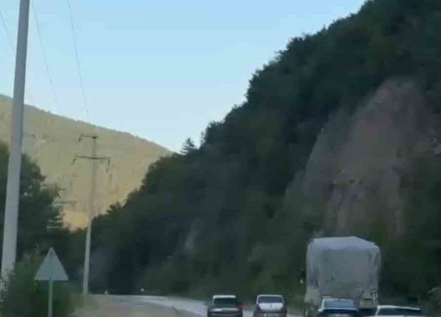 Karabük-Yenice karayolunda, trafiği tehlikeye düşüren sürücülerin hatalı sollama anları cep