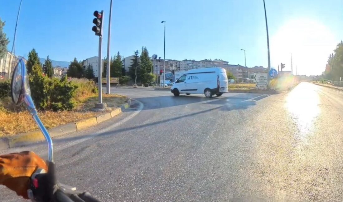 Karabük’te bir motosiklet sürücüsü tarafından kask kamerasıyla kaydedilen görüntülerde, 100.