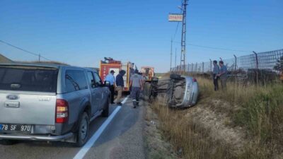 Eflani ilçesinde meydana gelen trafik kazasında, kontrolü kaybeden bir otomobil