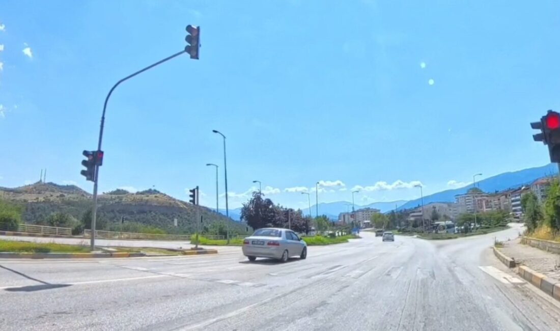 Karabük’te çeşitli noktalarda trafik kurallarını ihlal eden sürücüler, araç ve