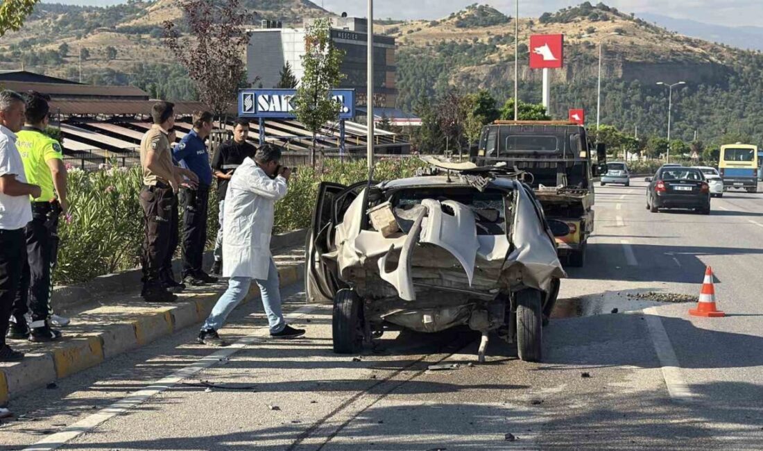 Karabük’te meydana gelen üç araçlı zincirleme kazada, iş makinesinin de