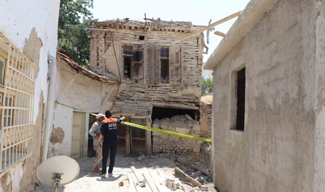 Karaman ilinde yıkılan metruk bir ev panik yaratırken, yetkililer evin