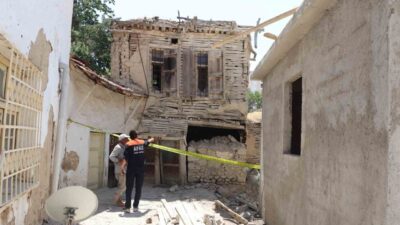 Karaman ilinde yıkılan metruk bir ev panik yaratırken, yetkililer evin