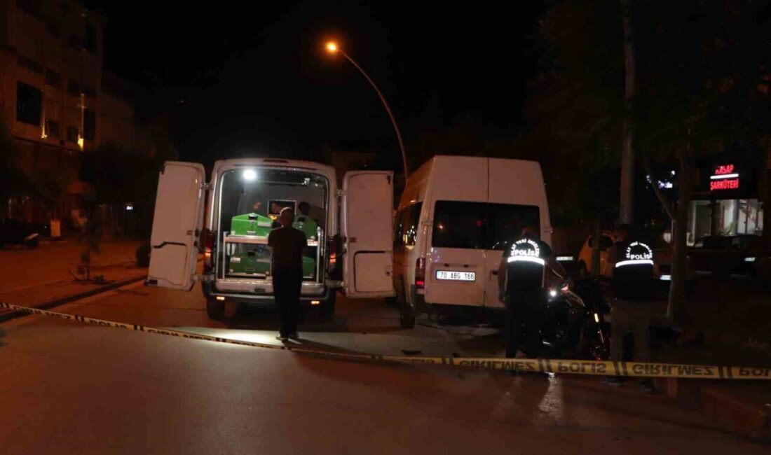 Karaman’da meydana gelen trafik kazasında, motosikletin kaldırıma ve park halindeki