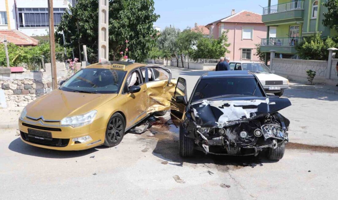 Karaman’da ticari bir taksinin, bir otomobille çarpışması sonucunda meydana gelen
