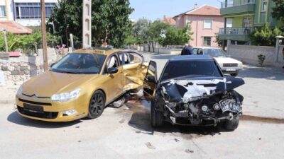 Karaman’da ticari bir taksinin, bir otomobille çarpışması sonucunda meydana gelen