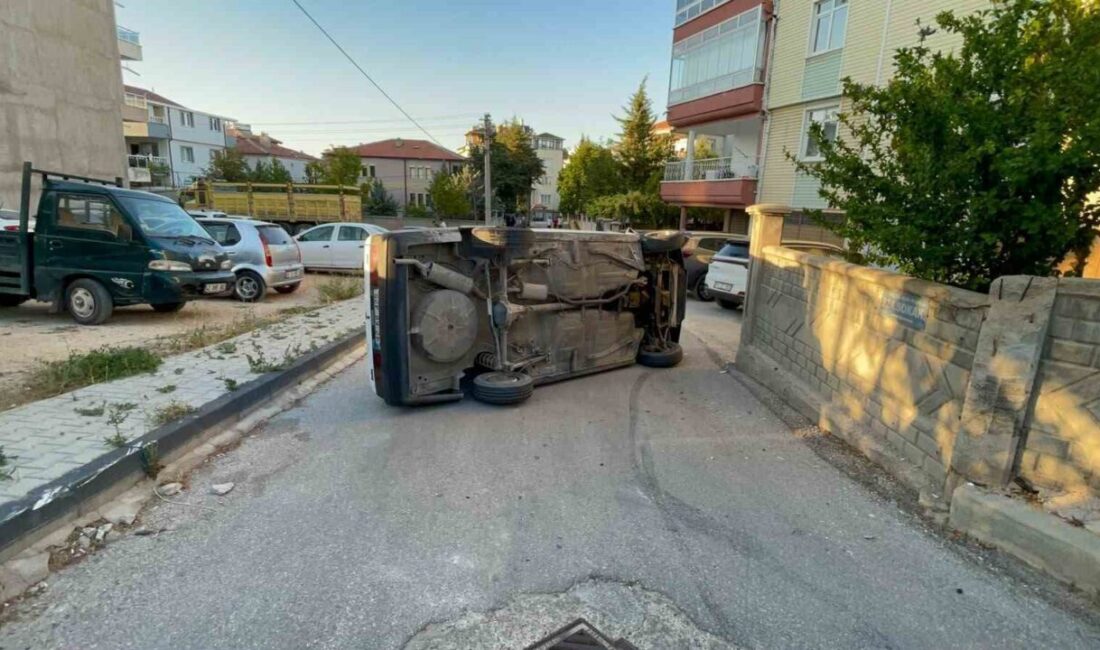 Karaman’da bir otomobilin kaldırıma çarpması sonucu yan yatmasıyla meydana gelen