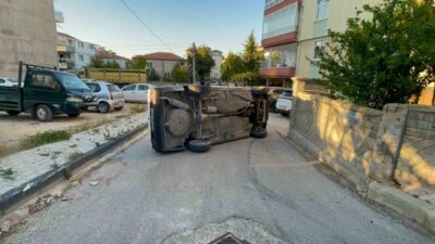 Karaman’da bir otomobilin kaldırıma çarpması sonucu yan yatmasıyla meydana gelen