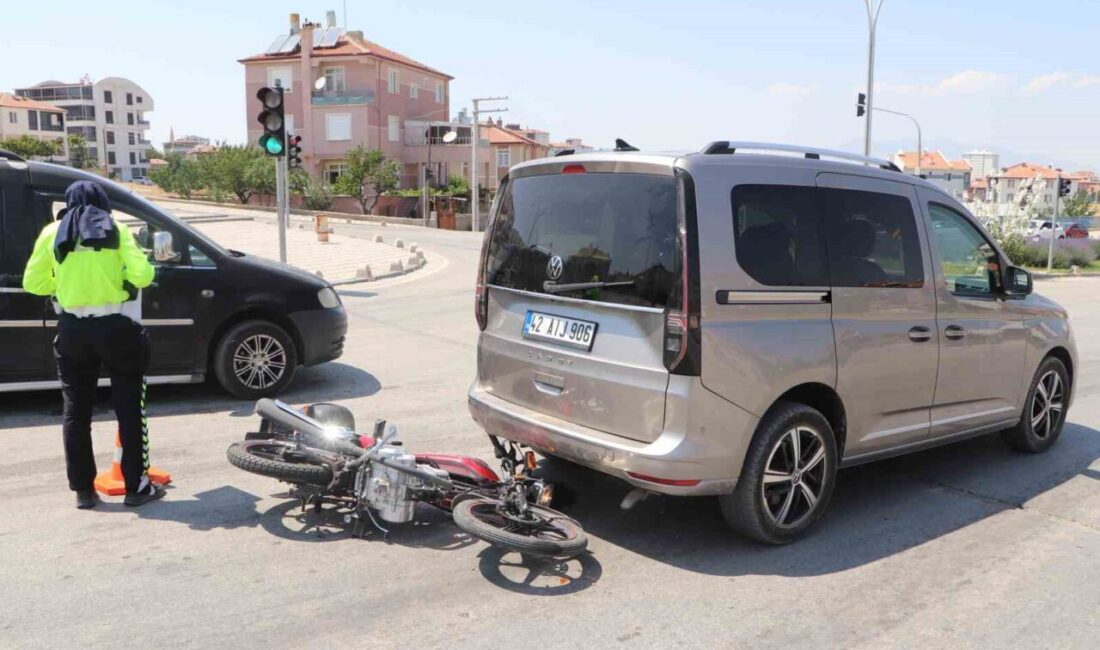 Karaman’da bir kavşakta meydana gelen trafik kazasında, hafif ticari araca