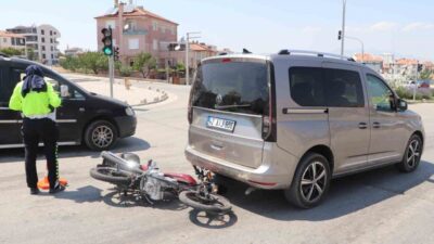 Karaman’da bir kavşakta meydana gelen trafik kazasında, hafif ticari araca
