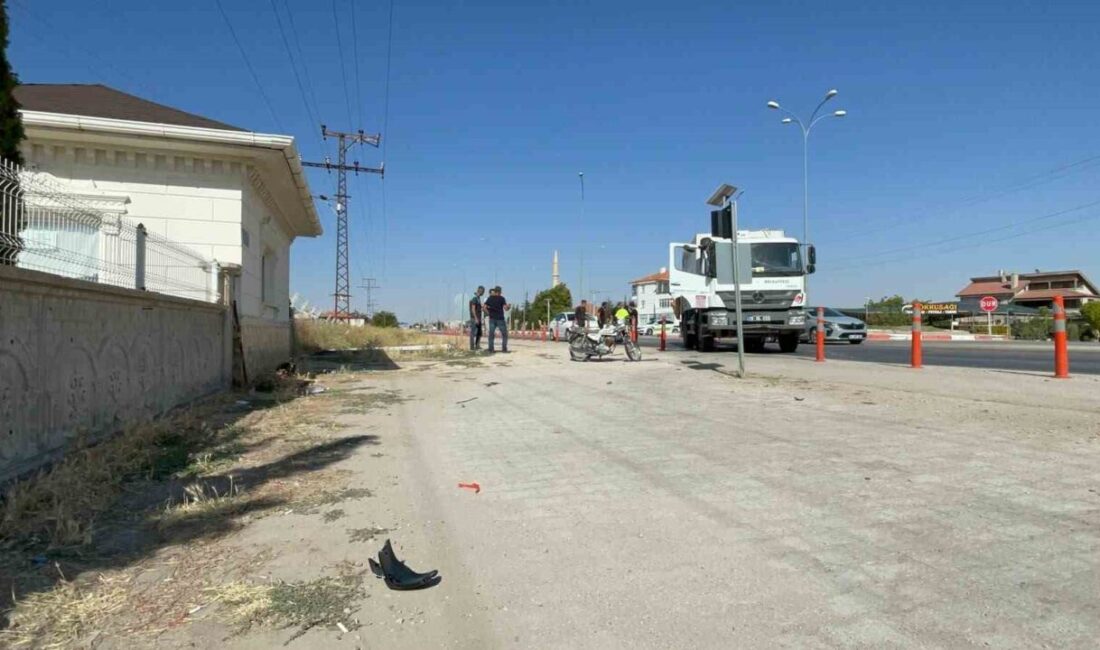 Karaman’da bir çöp kamyonuna arkadan çarpan motosiklet sürücüsü ağır yaralanırken,