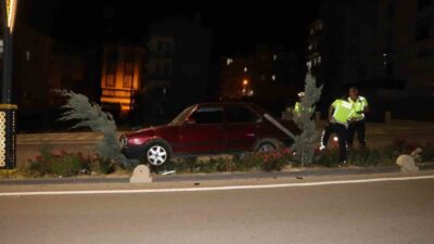 Karaman’da bir sürücü, aracın direksiyon kontrolünü kaybederek trafik levhasına çarptığı