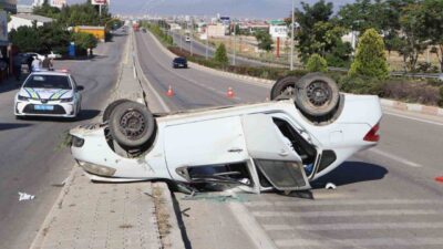 Karaman’daki trafik kazasında, bir otomobil karşı şeride geçerek takla attı