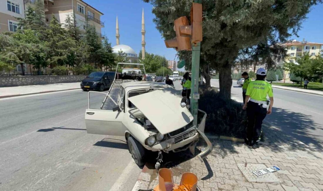 Karaman’da bir otomobilin kontrolünü kaybederek trafik lambasına çarpması sonucu meydana