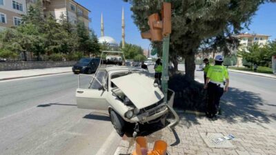 Karaman’da bir otomobilin kontrolünü kaybederek trafik lambasına çarpması sonucu meydana